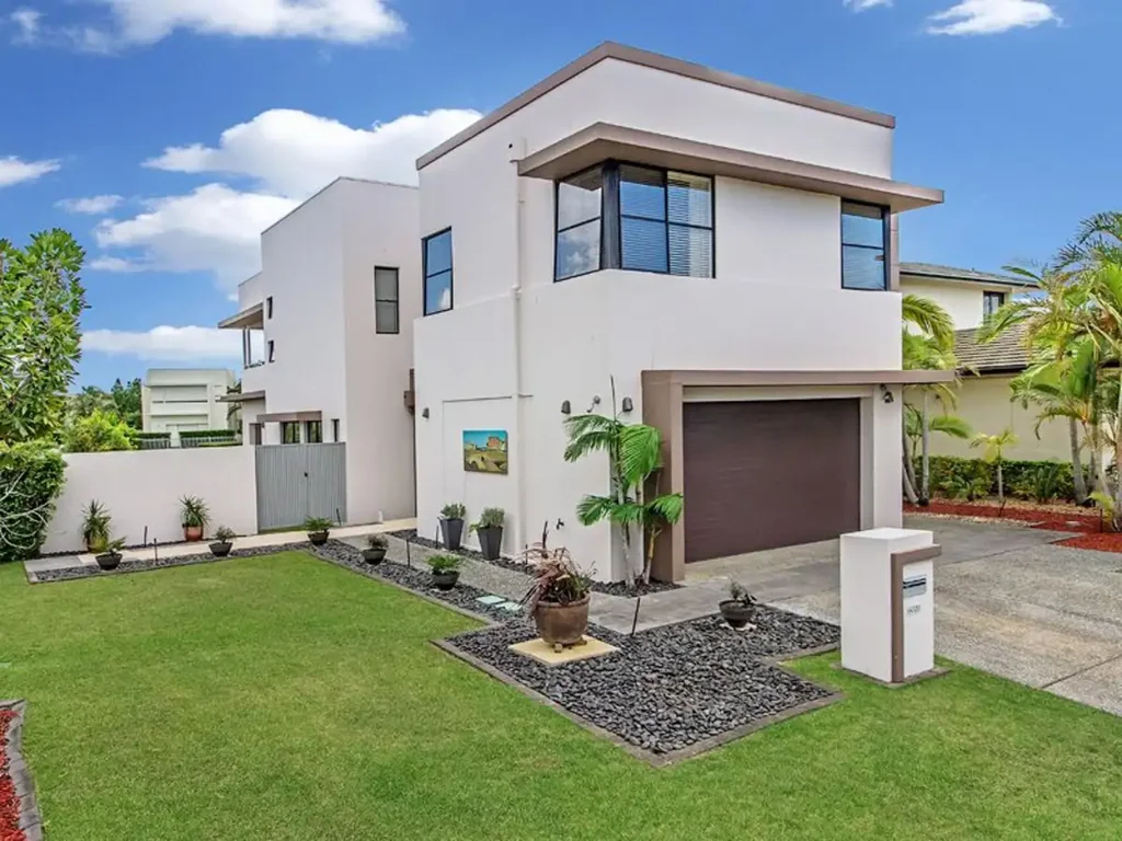 Four Bedroom  Modern Home - The Lakes Estate - Hope Island