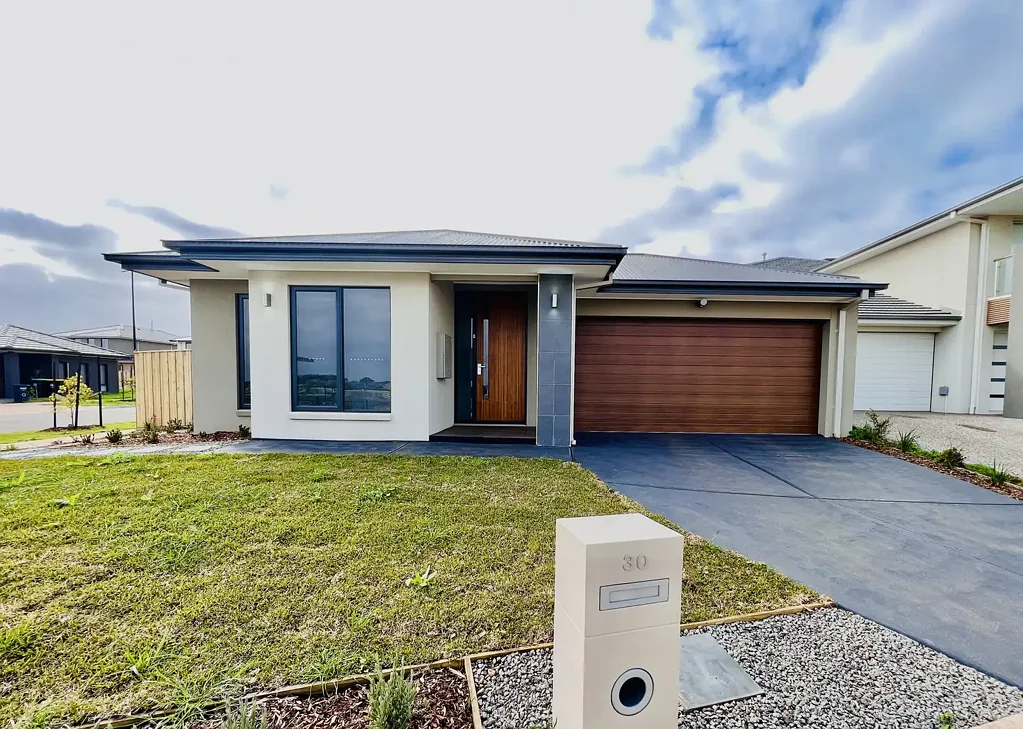 Bonnie Brook 4 Slaapkamer Near new Family Home in the heart of Woodlea!