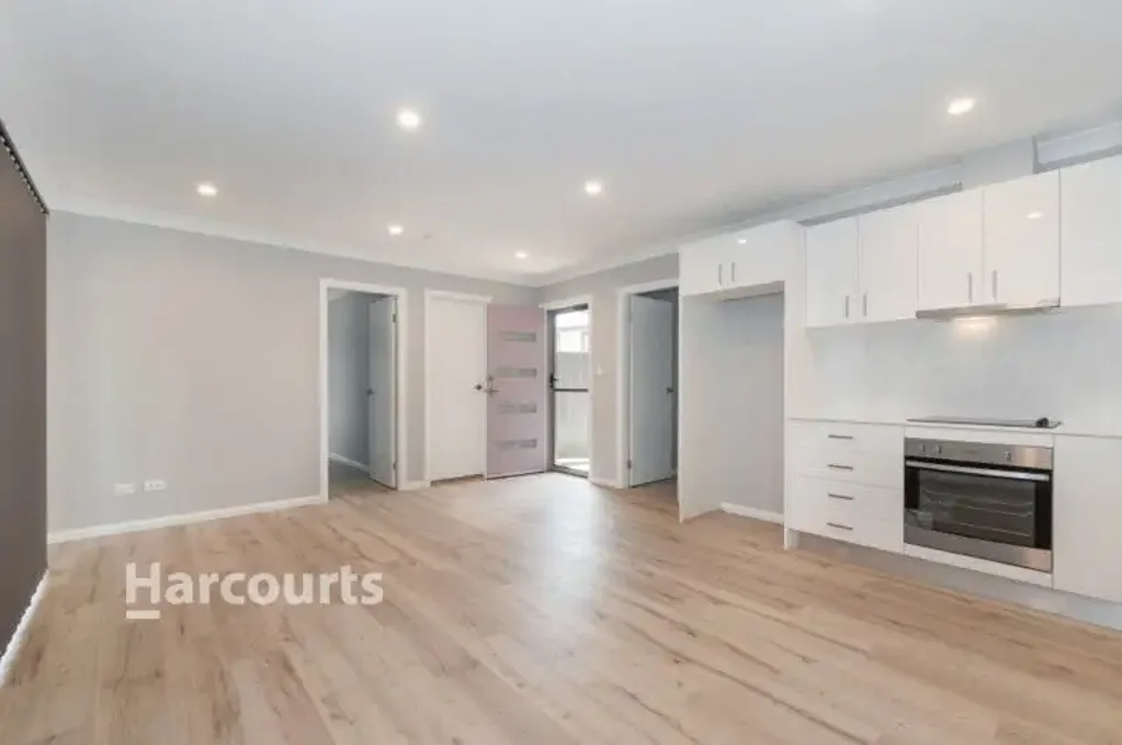 2 Bedroom Granny Flat with your own yard.