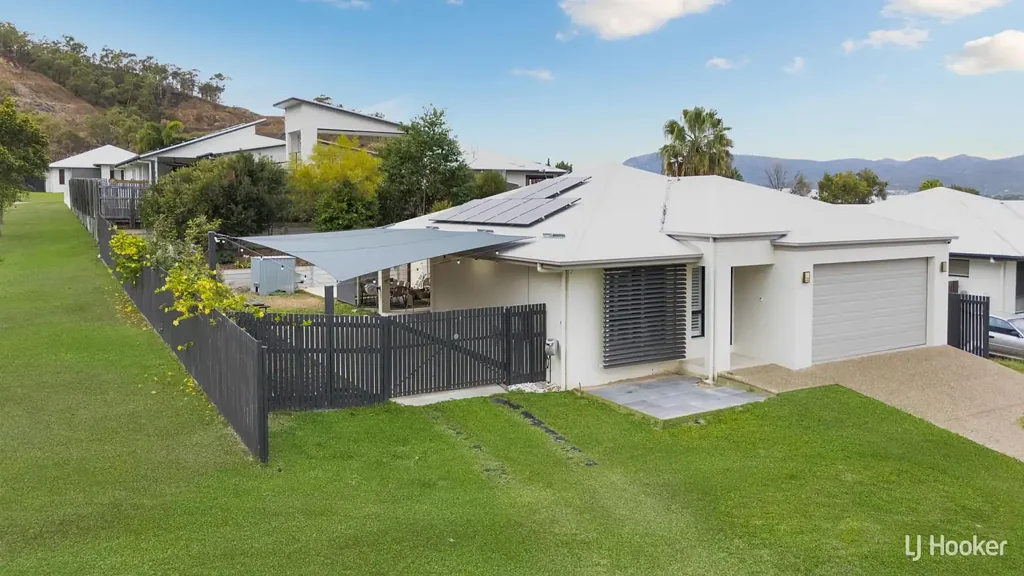 Mount Louisa 3 Slaapkamer Corner Block Convenience with Side Access & Solar Savings