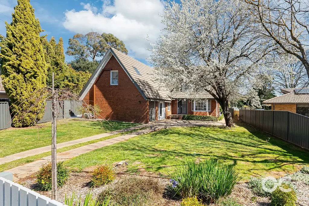 Orange 4Zimmer Leafy Surroundings, Generous Space & Family Appeal