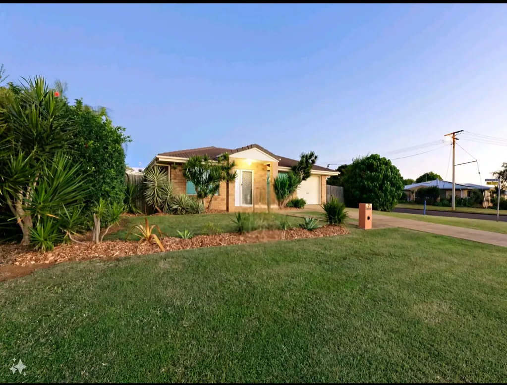 4 BEDROOM HOME LOCATED 450 M TO THE BEACH
