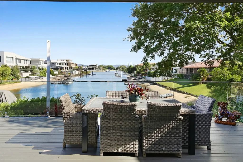 Mermaid Waters 5房  Deceased Estate -  Prime Waterfront Opportunity in Blue-Chip Mermaid Waters