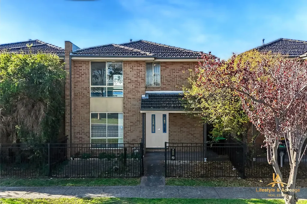 Dandenong 3房 丹德农瑰宝！3宽敞卧室，主卧套房，现代装饰浴室，开放式厨房，集中供暖，车库，优质学校，便利生活！ Spacious & Stylish Family Living in Prime Dandenong Location