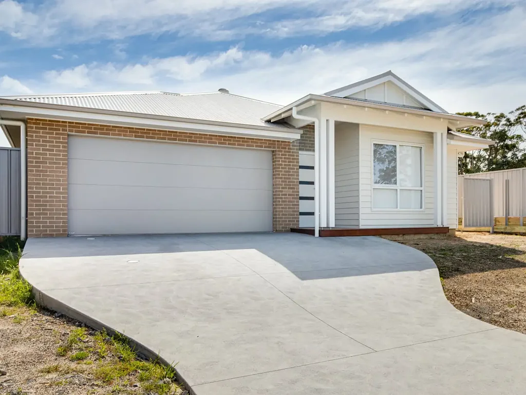 Modern Family Home in Golf Course Estate