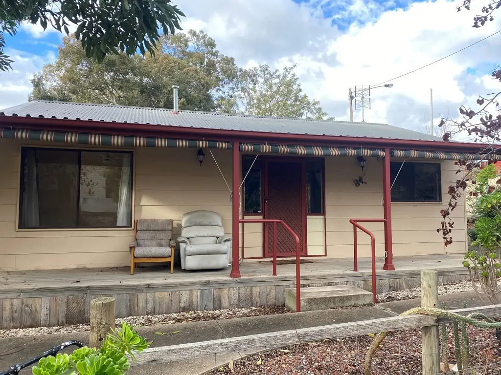 2 Bedroom Home Close to Town