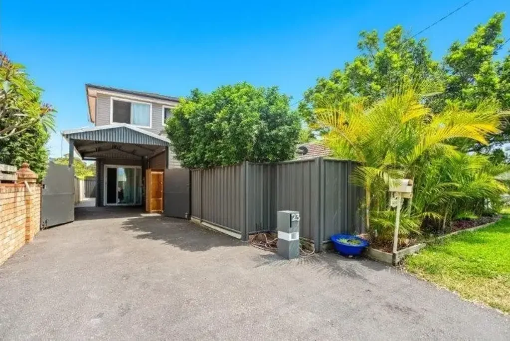 Woy Woy 7房  Dual Living + Studio in Prime Walk-to-Station