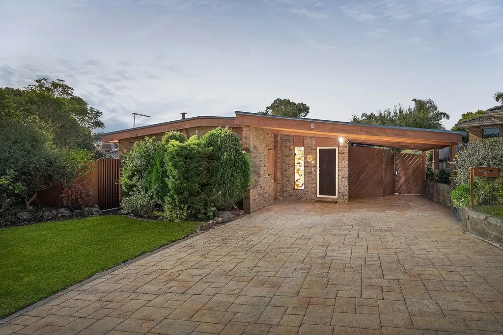 Frankston 3 Bedroom Spacious Family Retreat with Vaulted Charm