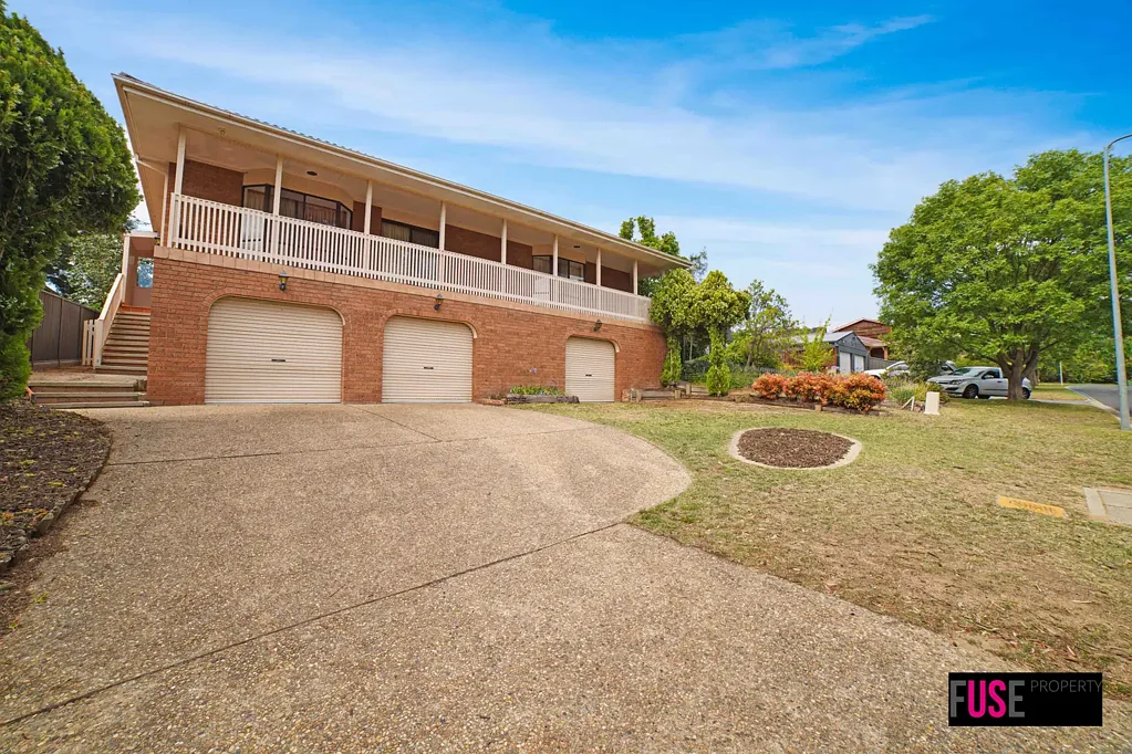 Queanbeyan West 4房  Stylish Renovated Home with Parkland Views and Triple Garage