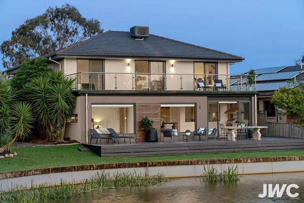 Sandhurst 5ਬੈੱਡਰੂਮ Picturesque Lakeside Living