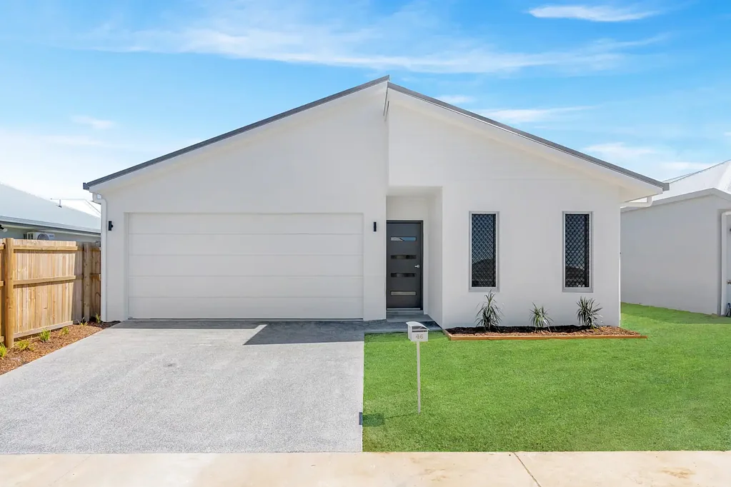 NEAR NEW FAMILY ENTERTAINER IN SOUGHT AFTER SMITHFIELD VILLAGE POCKET!