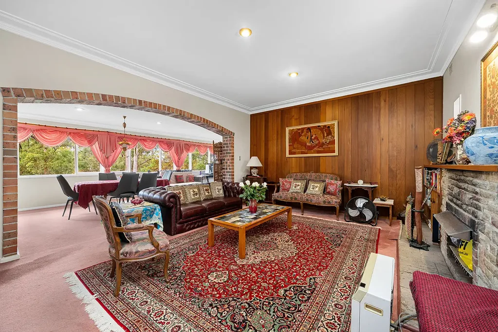 Wahroonga 4chambre Timeless Family Home on a Prized Corner Block !