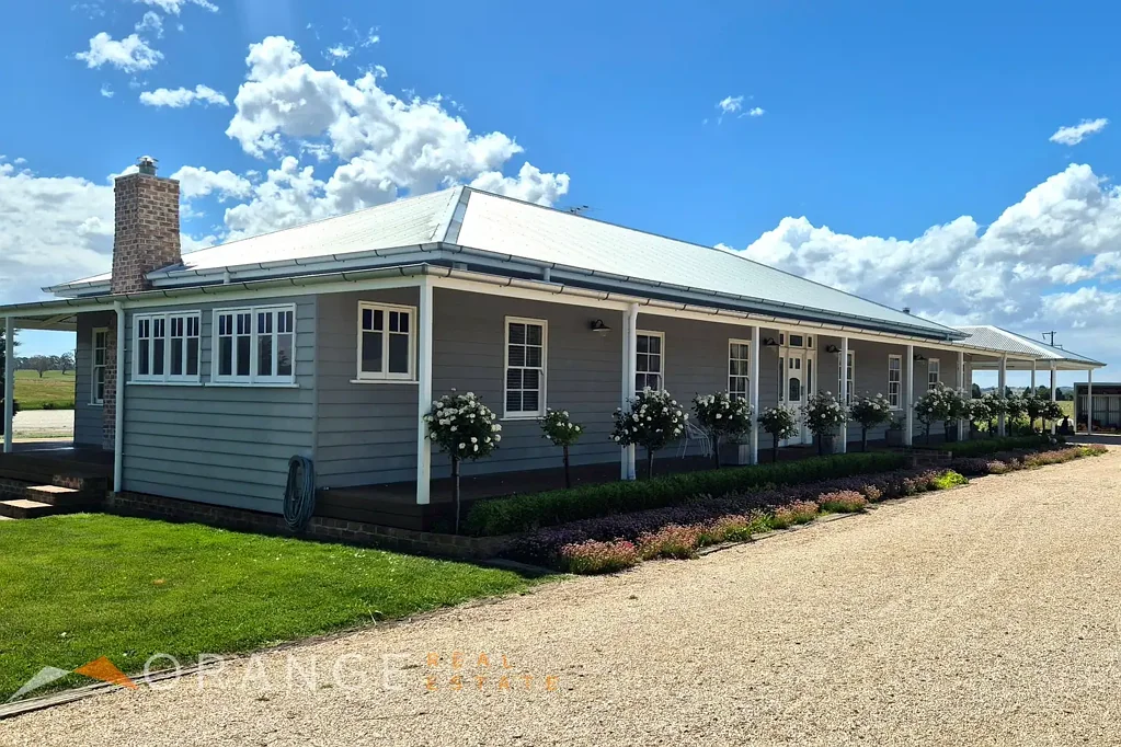 SPACIOUS 5 - BEDROOM RURAL RETREAT WITH SCENIC VIEWS