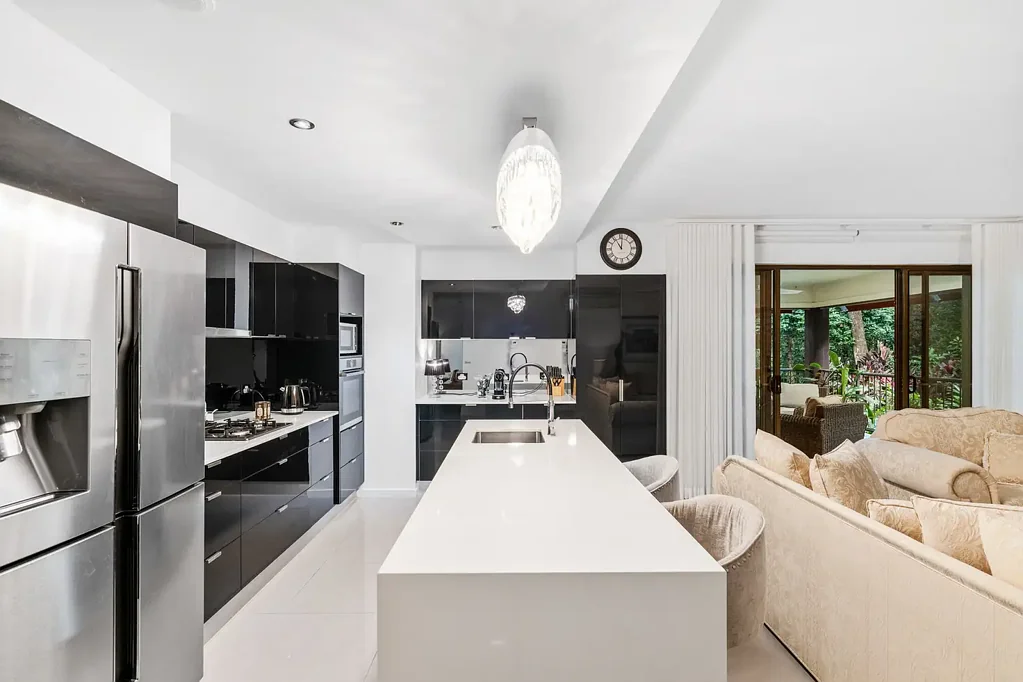 Kewarra Beach 3房  Immaculate spacious apartment with private rainforest outlook.