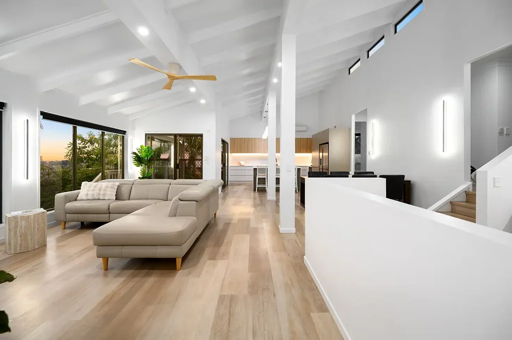 Helensvale 3房  Renovated Entertainer's Retreat with Views, Pool & Modern Luxury