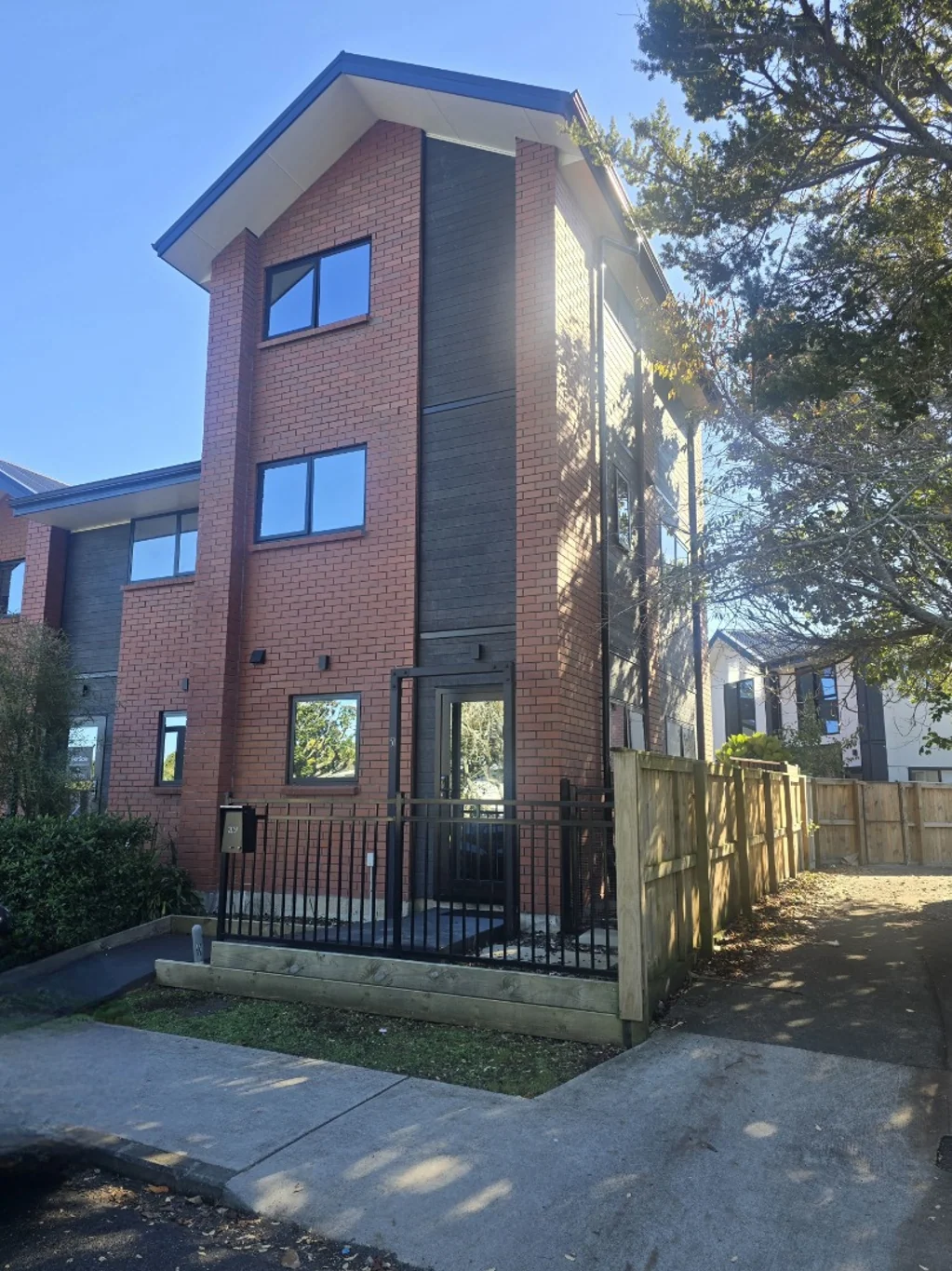 Wow factor Townhouse in quiet Cul-de-sac