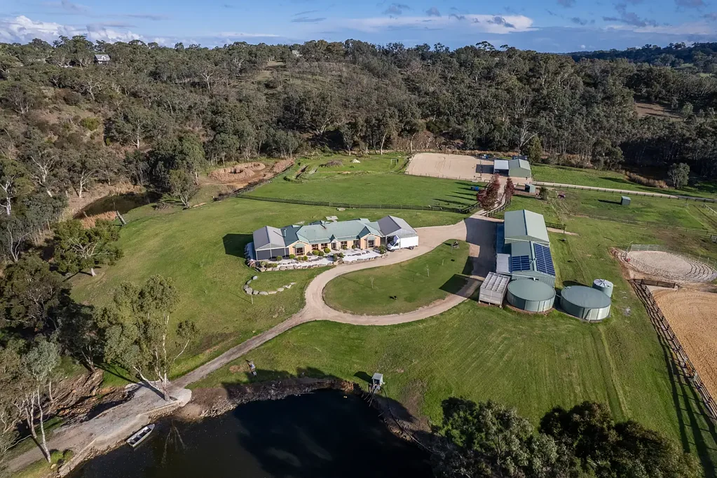 Macclesfield 4Habitaciones A 50-acre equine paradise with a magical outlook from dawn to dam.