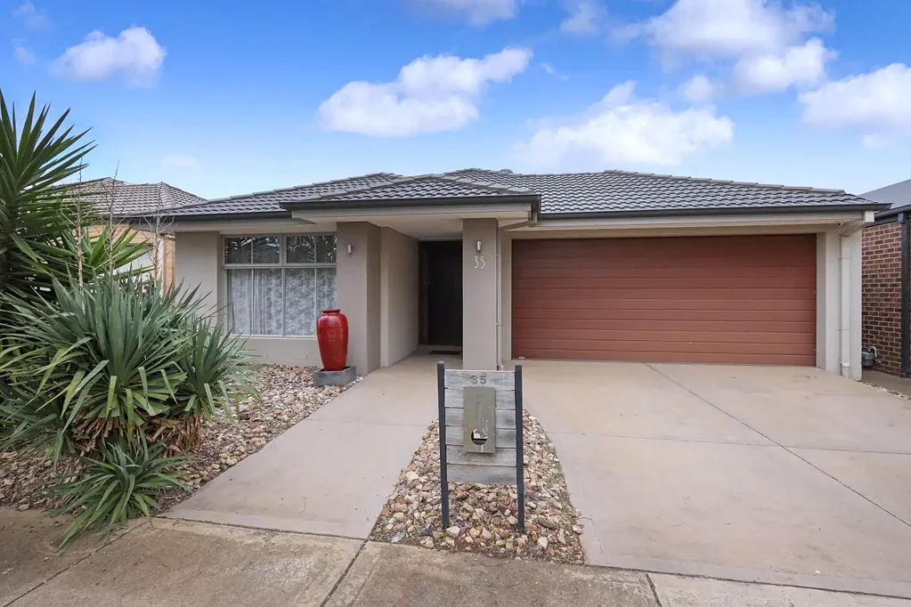 35 Blakewater Crescent, Weir Views, VIC 3338