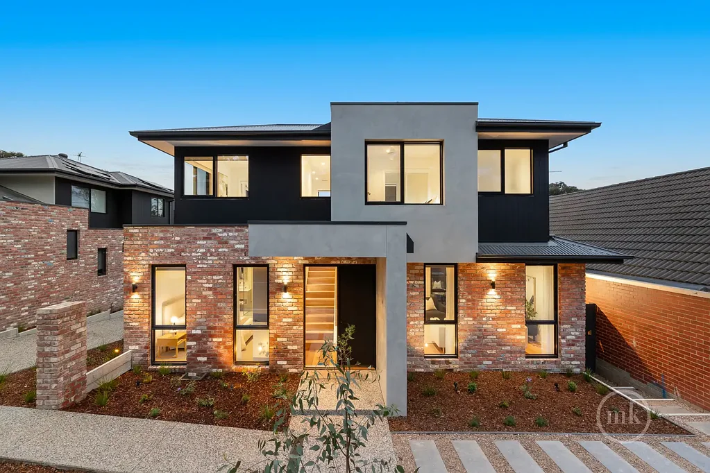 Diamond Creek 3Kwarto Family refinement moments from town - 2 sold, 2 remaining