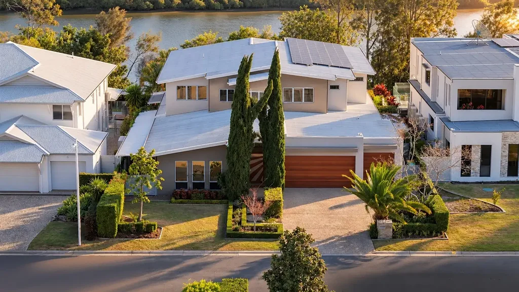 Benowa 5બેડરૂમ Grand-Scale Family Living in 'Riverside' Royal Pines: Exclusive Gated Estate
