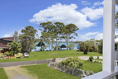 Macleay Island 3房 bay views 凉爽easterly breezes 马路对面水域通道 优越地理位置 海滨瑰宝 Coming Soon — Prime Position, Stunning Bay Views