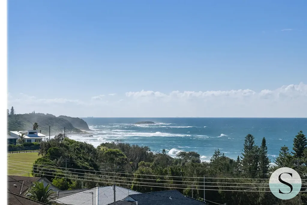 Caves Beach 4ห้องนอน The Ultimate Mix - Location, Views, Renovation & Garaging - 6 Homes from Sand, Surf & Cafe, Views Up & Down, On Point Inside & Out, Van & Boat Parking