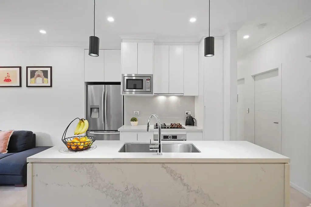 Tennyson Point 3房 Tennyson Point宝地 豪华别墅 三卧带套间 Caesarstone厨房 Bosch电器 开放式生活区 阳光后院 西北朝向 充足自然光 高端配置 Near-New Modern Villa, Minutes from the Waterfront