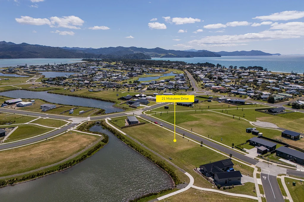 Whitianga LAKEFRONT WITH TOWN SUPPLY CONNECTIONS