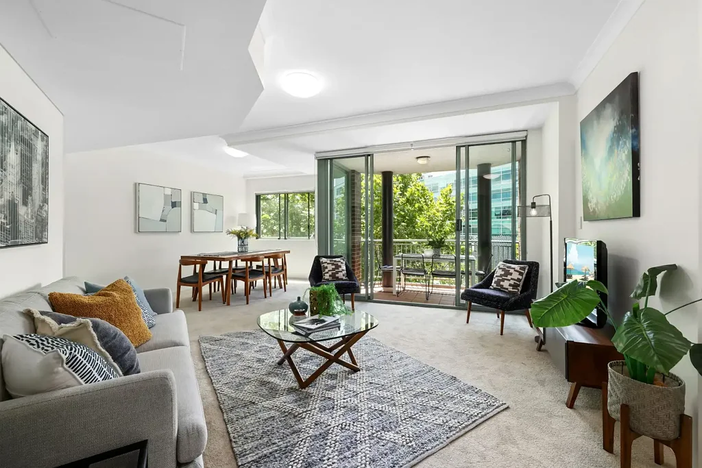 Pyrmont 2房 明亮自然光 优质饰面 私人露台 宽敞卧室 燃气厨房 风管空调 锁车库 健身房 CBD近便 Elevated Urban Living in Dynamic Pyrmont Location