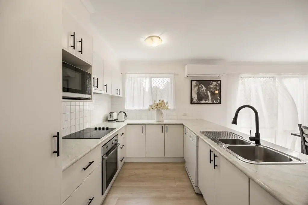 Bracken Ridge 3Habitaciones Spacious Townhouse Living with a Private Backyard & Double Garage