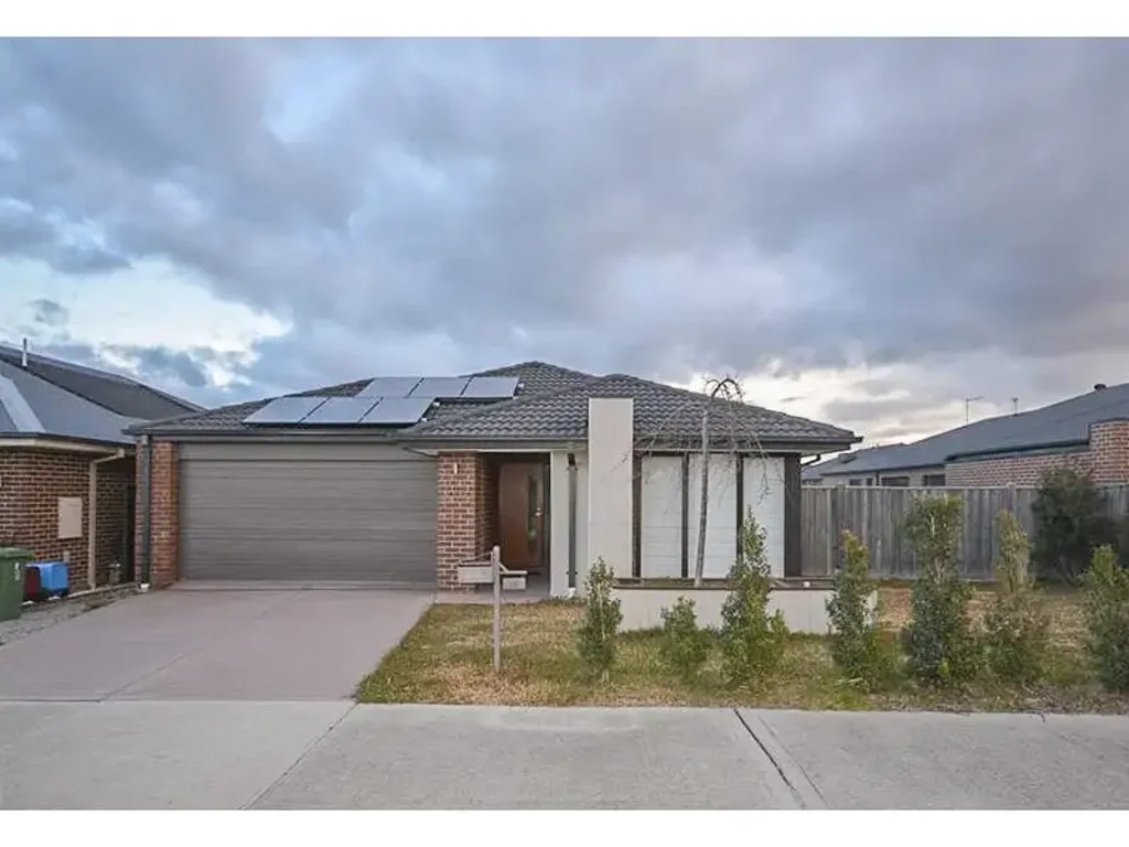 LARGE & SPACIOUS FAMILY HOME WITH A GENEROUS OUTDOOR REAR YARD
