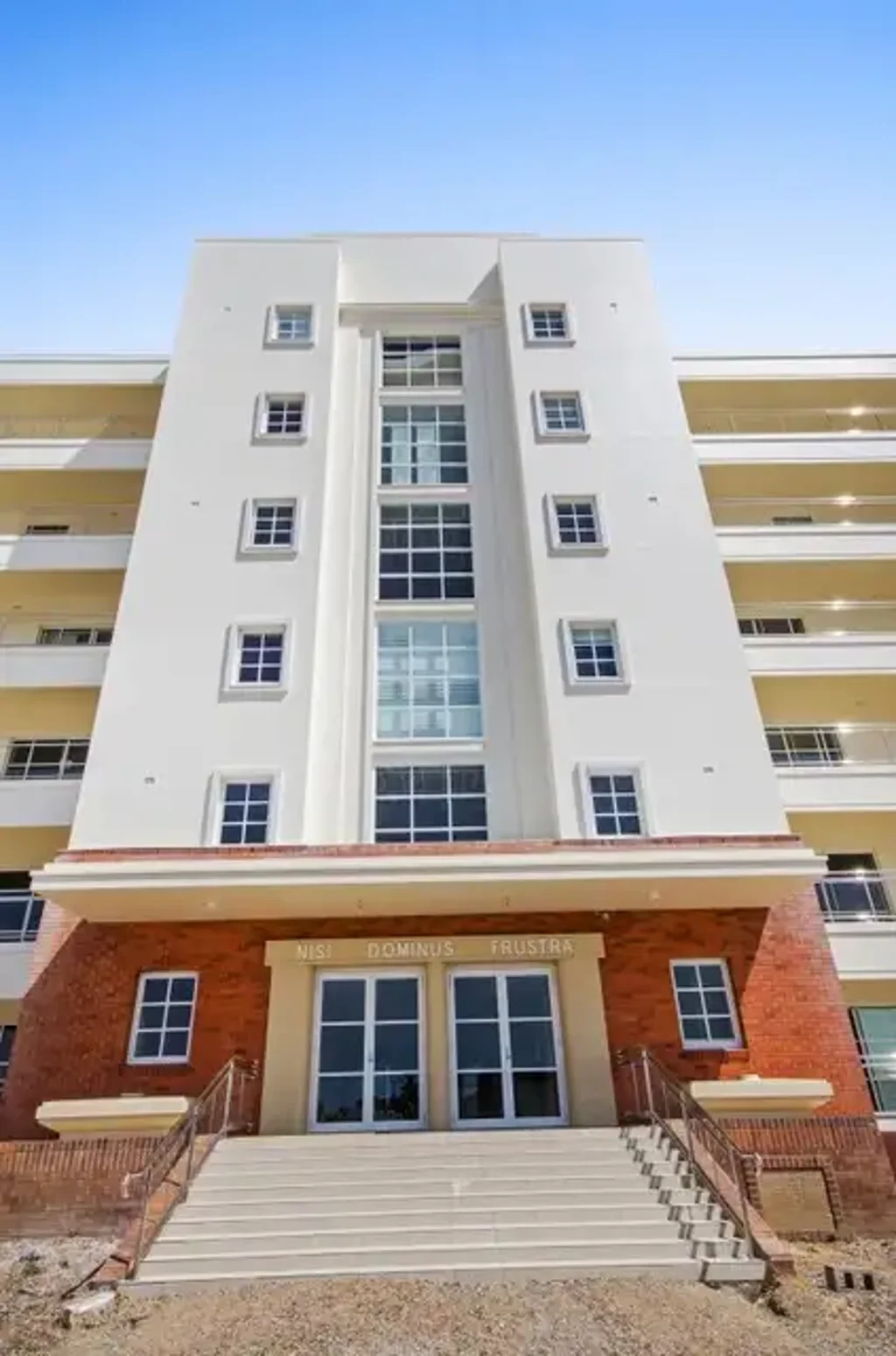 LUXURY 3 BEDROOM APARTMENT FURNISHED.