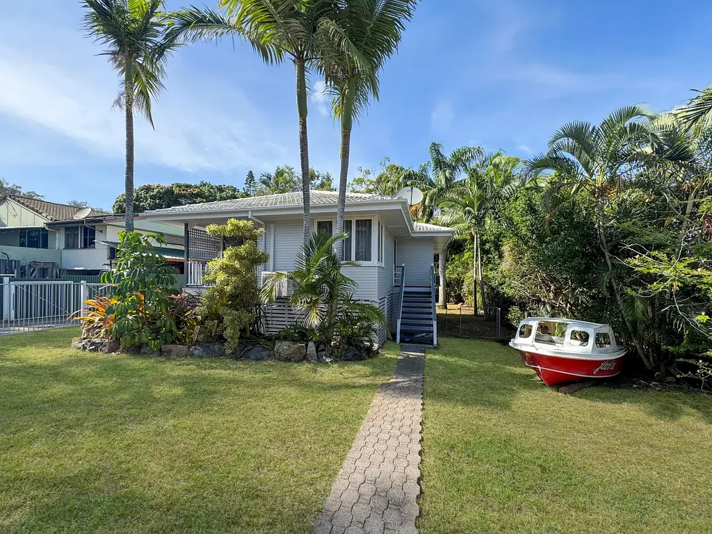 West Gladstone 3ਬੈੱਡਰੂਮ Freshly Updated, Quiet Location & Backing onto Parkland