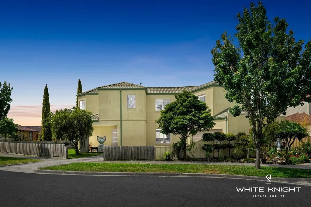 Sunshine West 3બેડરૂમ Headline Light-filled dual-level family home with street frontage — 3 beds, 2 baths, courtyard