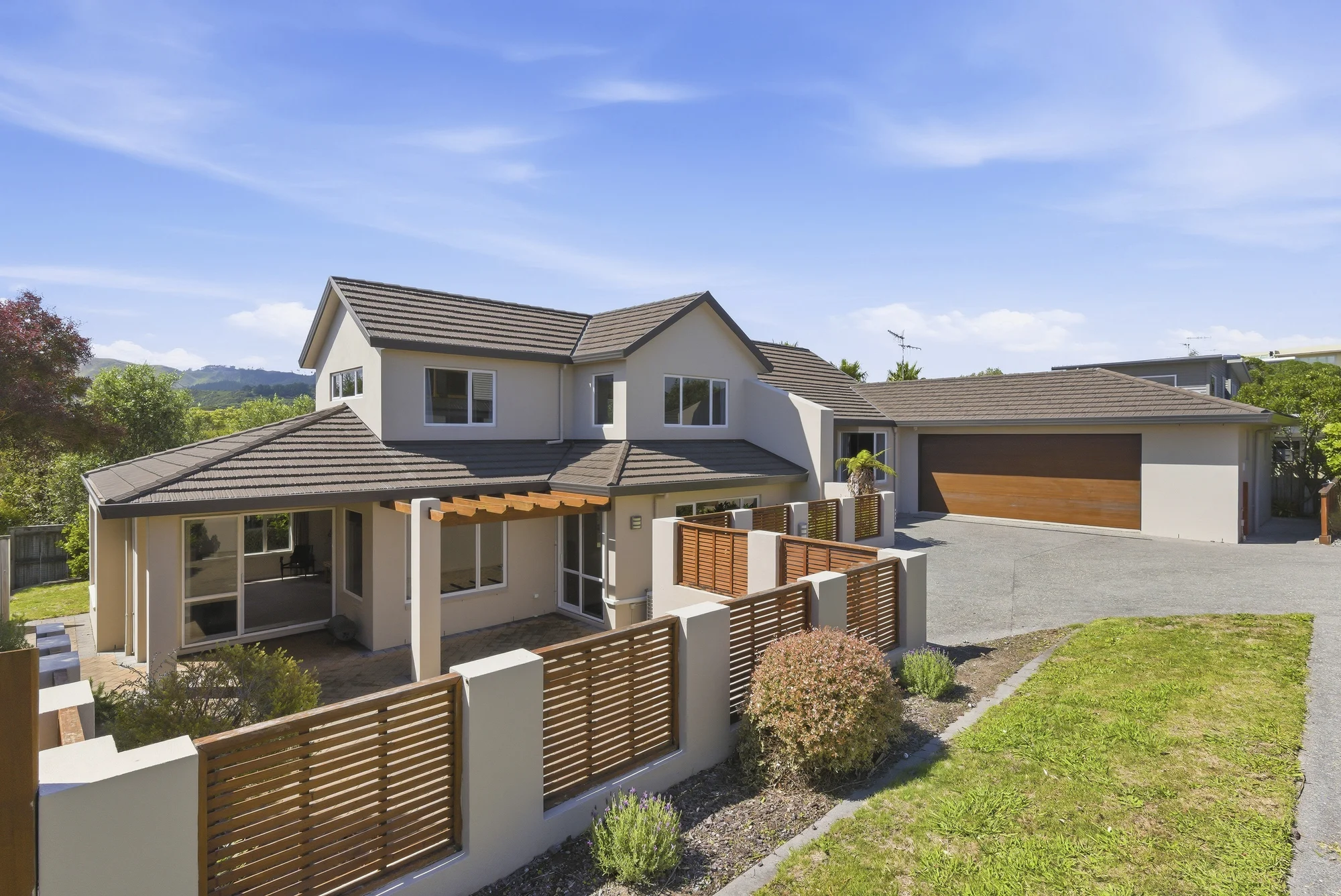 Raumati South 5Phòng ngủ Family space, premium location!