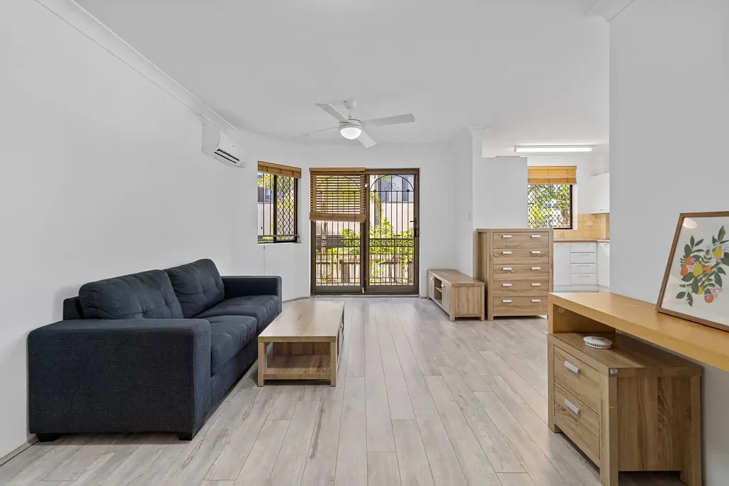 Fully Furnished 2 Bedroom Unit! Walk to Indooroopilly Shopping Centre!