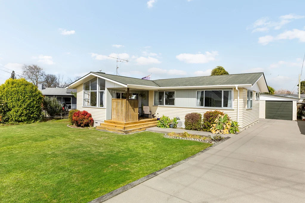 Leamington 3 Bedroom Fantastic backyard – double glazed!