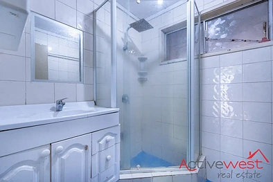 73 KENNY Crescent, Rangeway, WA 6530, 4 chambres, 1 salles de bain, House