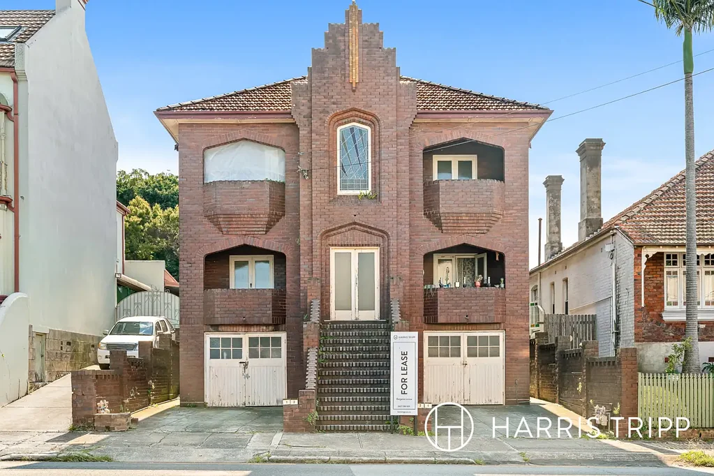 Top-Floor Art Deco Retreat in the Heart of Canterbury