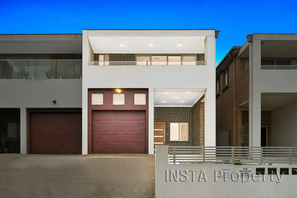 Condell Park 4chambre 4-Bed Duplex Style Townhouse with Street Facing in Tranquil Setting