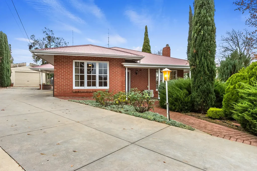 Clare 3ห้องนอน Elevated Family Living on a Generous Allotment in Sought-After Clare
