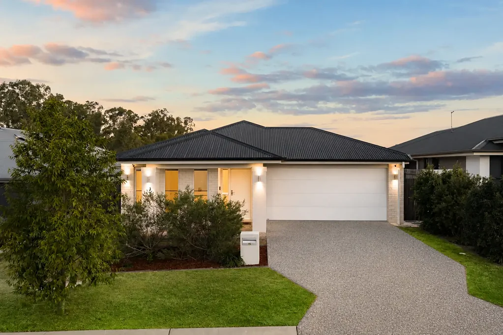 Ripley 4Habitaciones Stylish Metricon Home with Ducted Comfort, High Ceilings & 6.6kW Solar on 456m²...