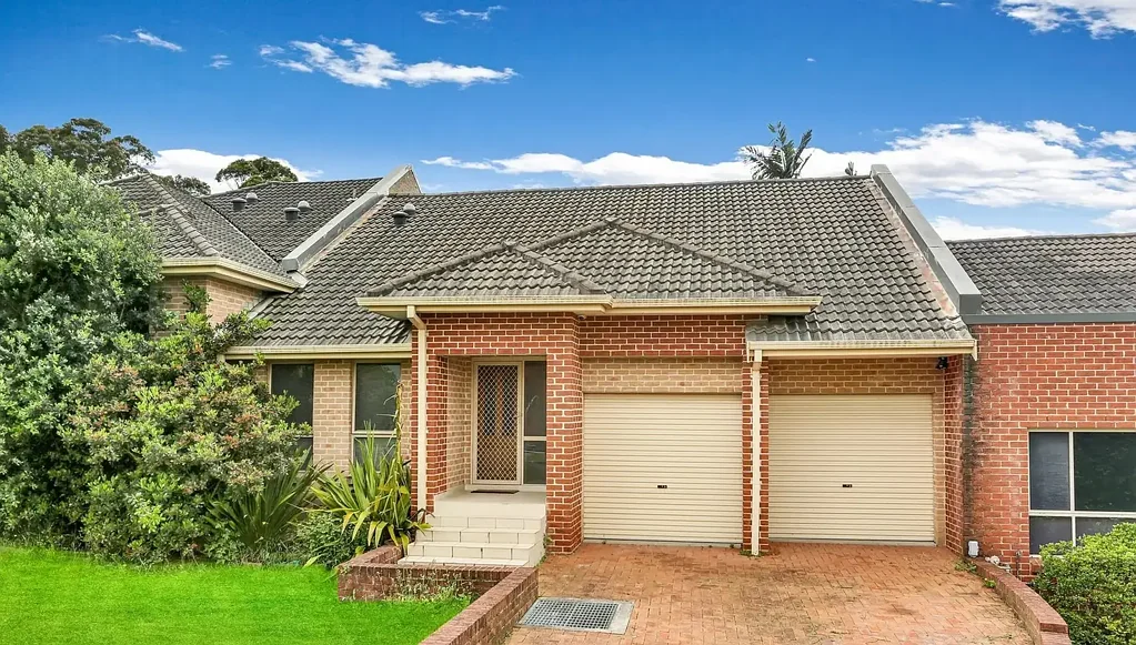 Modern three-bedroom townhouse !