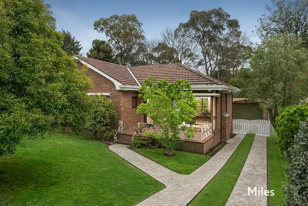 Eaglemont 3कमरा Flawless Parkside Family Gem - First Time Offered!