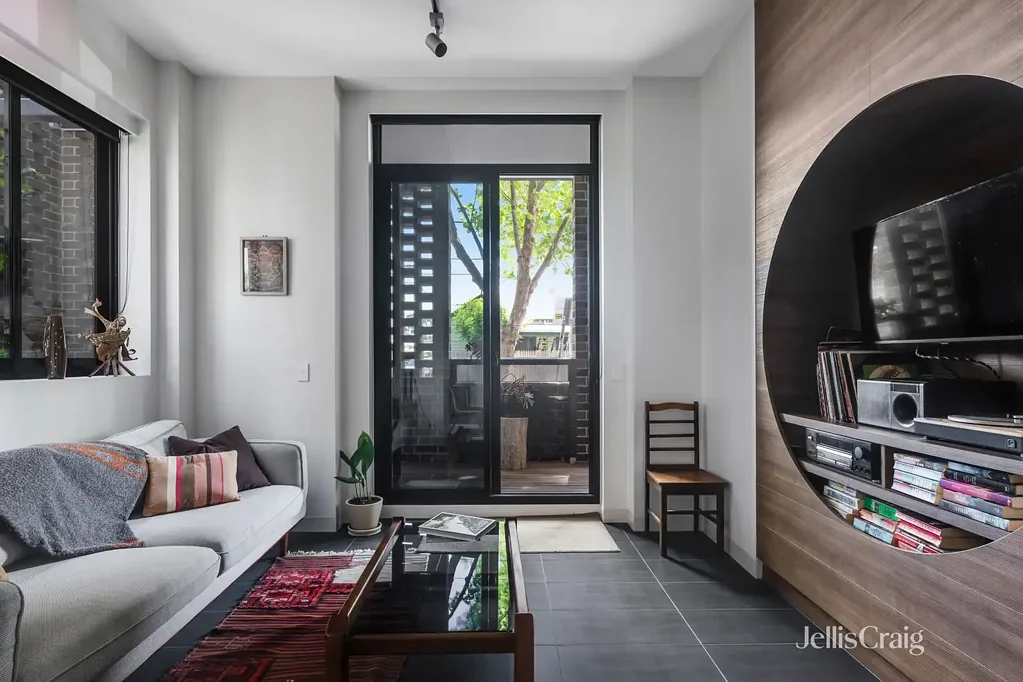Modern Ground Floor Apartment with Spacious Wraparound Deck