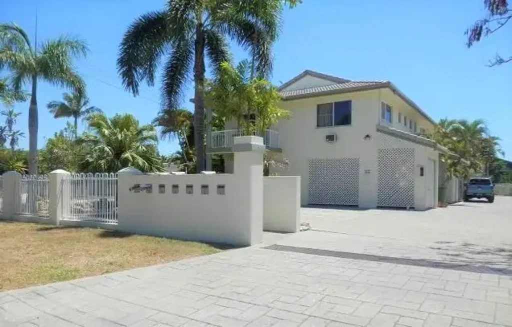 Comfortable 2-Bed Unit in Quiet Rosslea Complex!