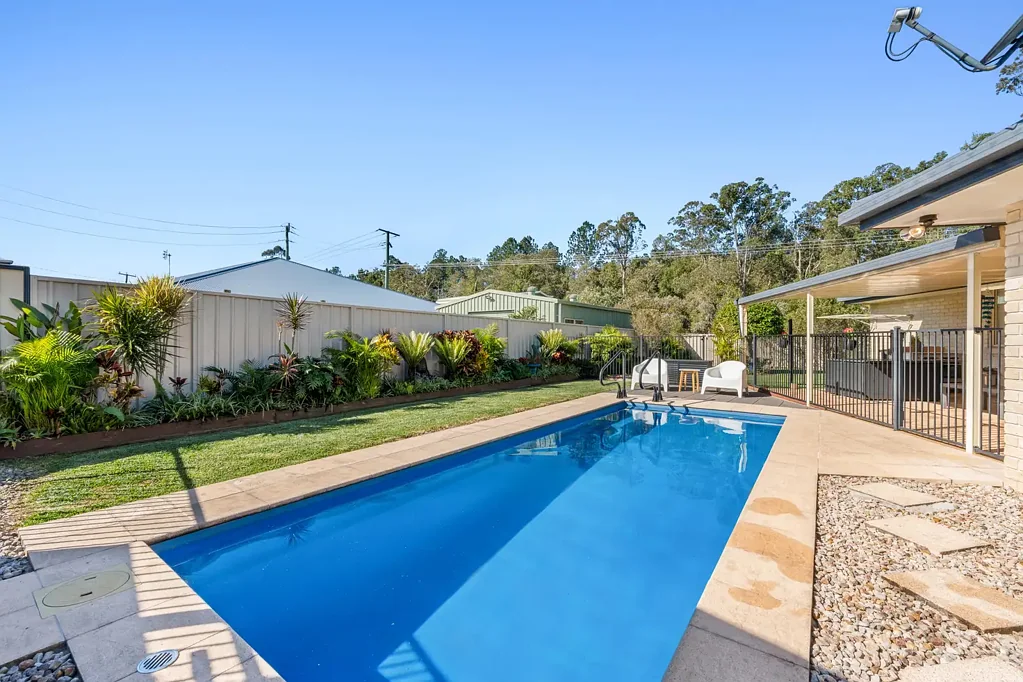 Landsborough 4 Slaapkamer Immaculately Presented Family Home with Shed & Pool!