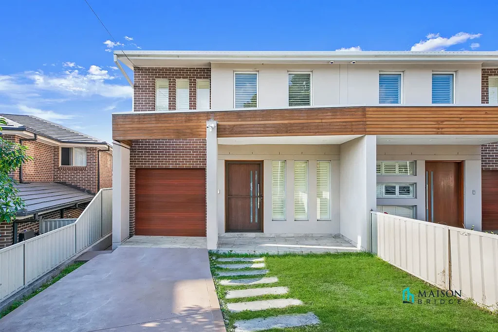 Contemporary 4 Bedroom Duplex with North Facing Backyard