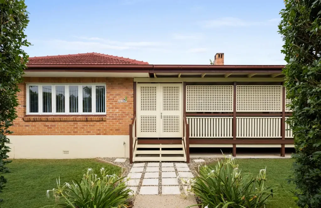 Boondall 3ਬੈੱਡਰੂਮ Renovated Farmhouse Charm on 946m² - Huge Block with Over 25m Frontage + Subdivision Potential