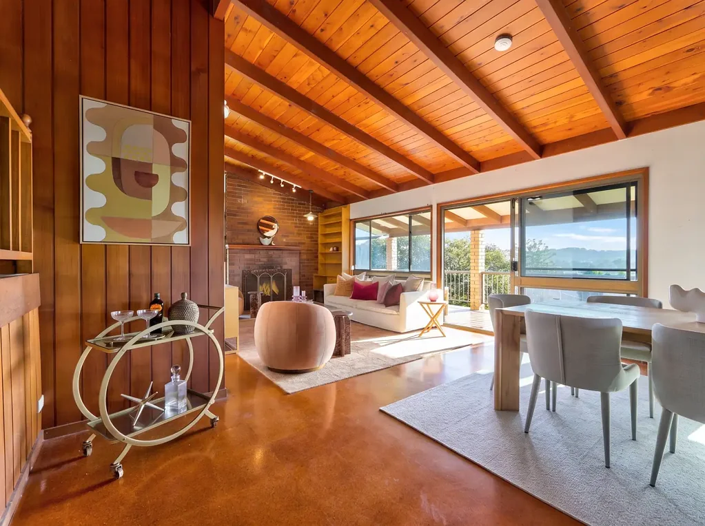 Currumbin 5Kwarto ONE PROPERTY. TWO TITLES. THREE VERY GOOD REASONS TO MOVE QUICKLY.